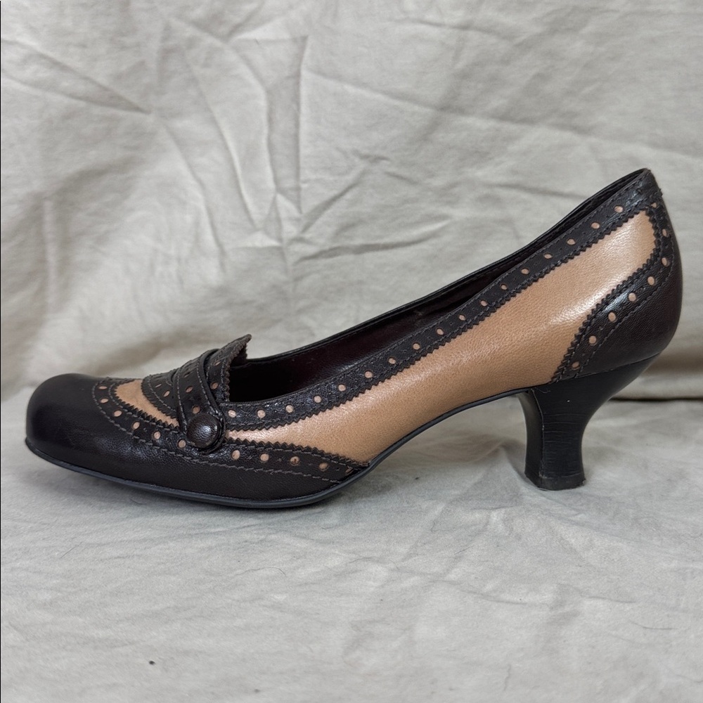 Naturalizer women’s brown spectator pumps with kitten heel and brogue detailing